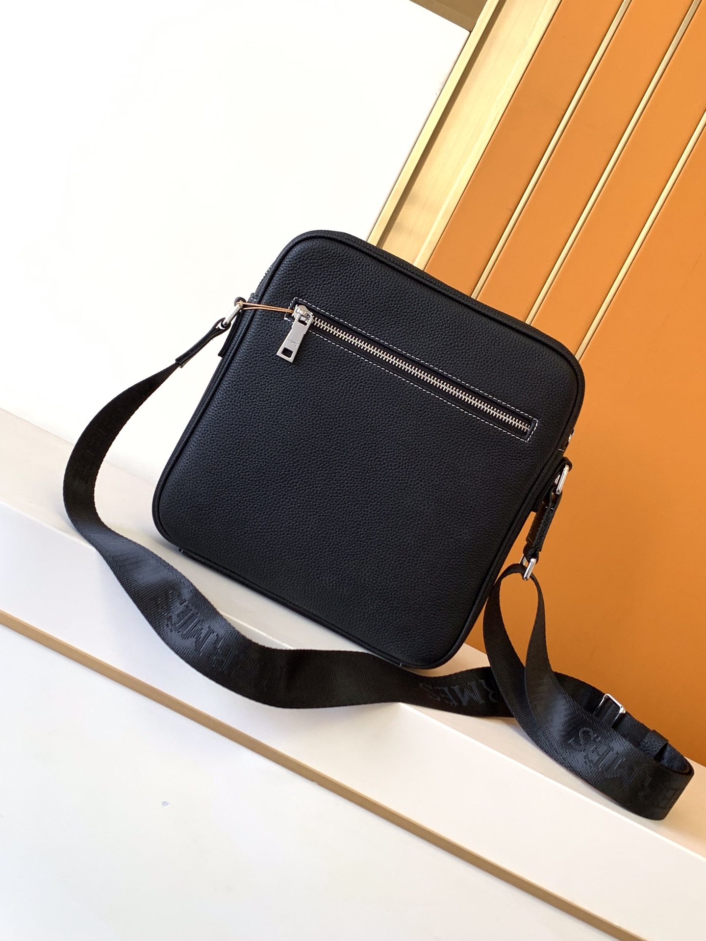 Givenchy 型号：7046-4黑色# 货爱玛意大利专用头层牛皮 手感 柔软细腻 质感高端有档次