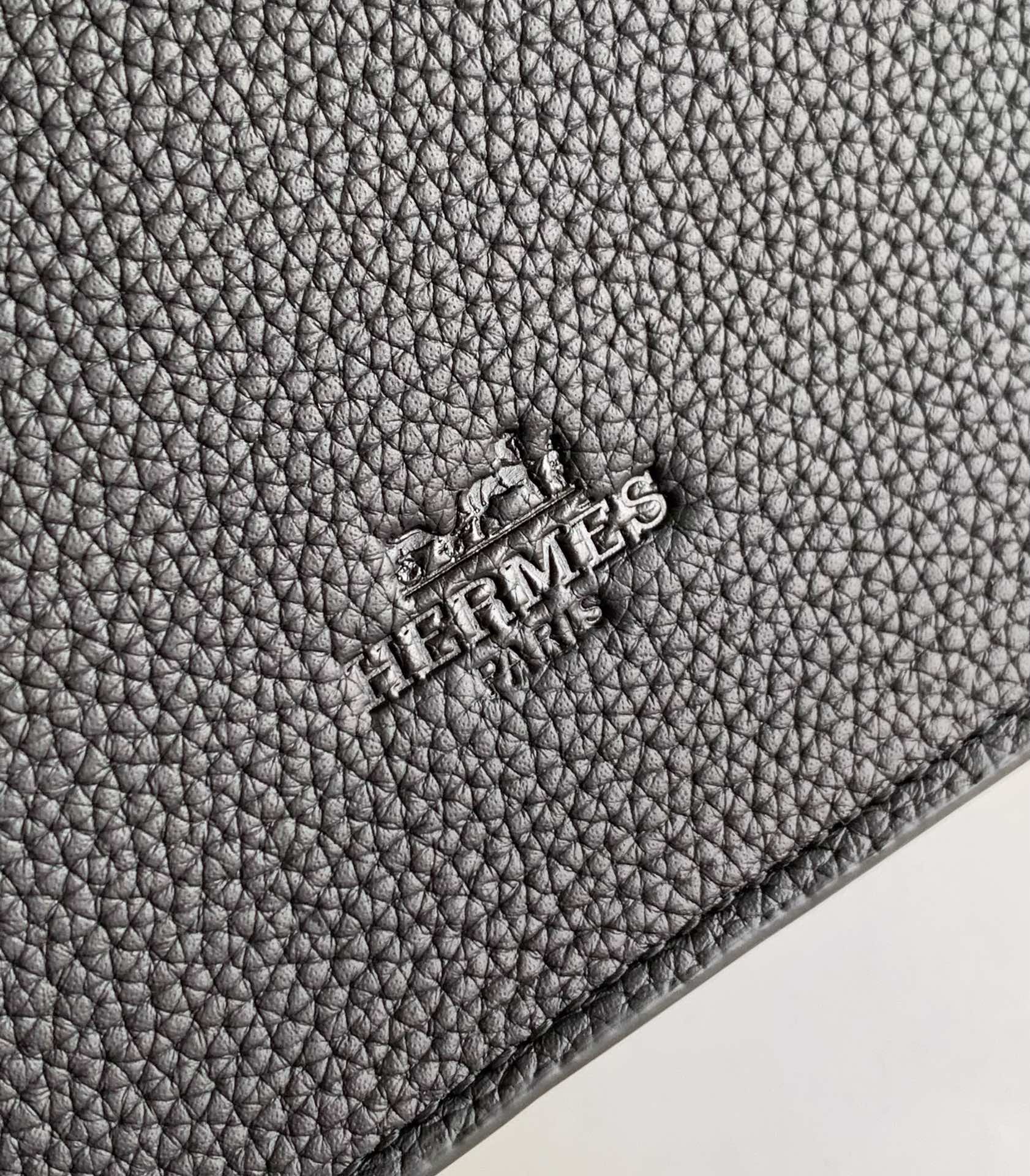 Givenchy 公文包型号：82365-1#黑色 货爱玛意大利专用头层牛皮 手感 柔软细腻