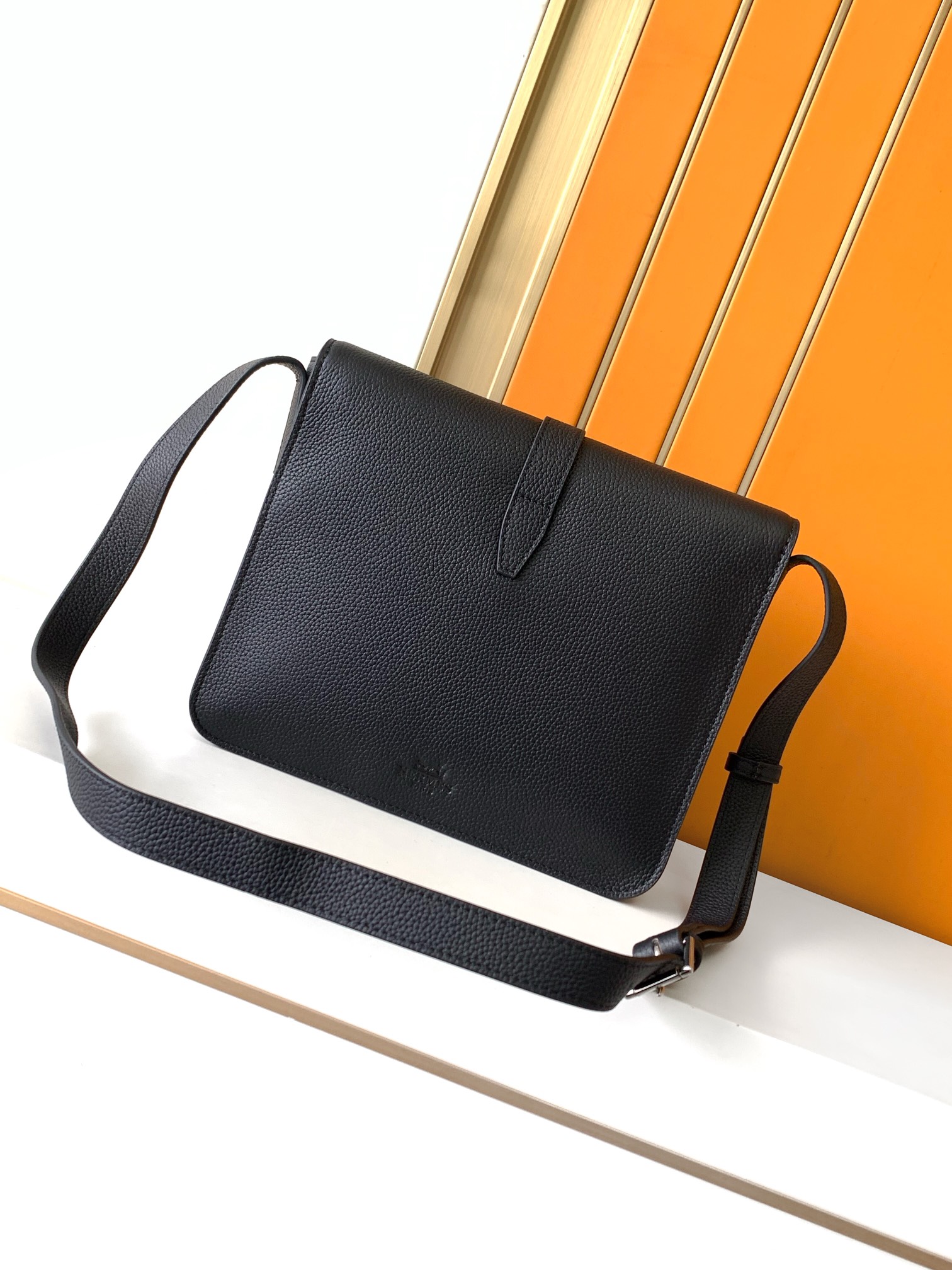 Givenchy 斜挎包型号：82365-3#黑色 货爱玛意大利专用头层牛皮 手感 柔软细腻