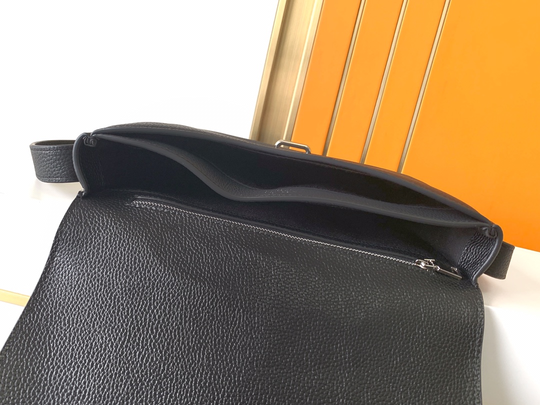Givenchy 斜挎包型号：82365-3#黑色 货爱玛意大利专用头层牛皮 手感 柔软细腻