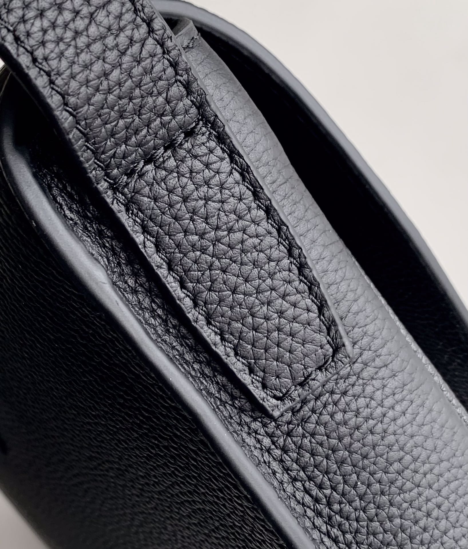 Givenchy 斜挎包型号：82365-3#黑色 货爱玛意大利专用头层牛皮 手感 柔软细腻