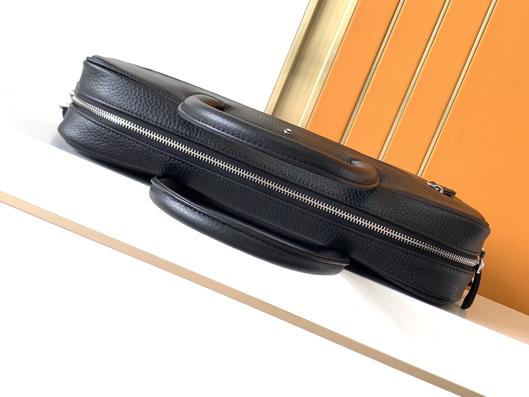 Montblanc 公文包型号：7050-1# 货万宝龙意大利自然摔小牛皮 手感 柔软细腻 采用隔层全皮设计