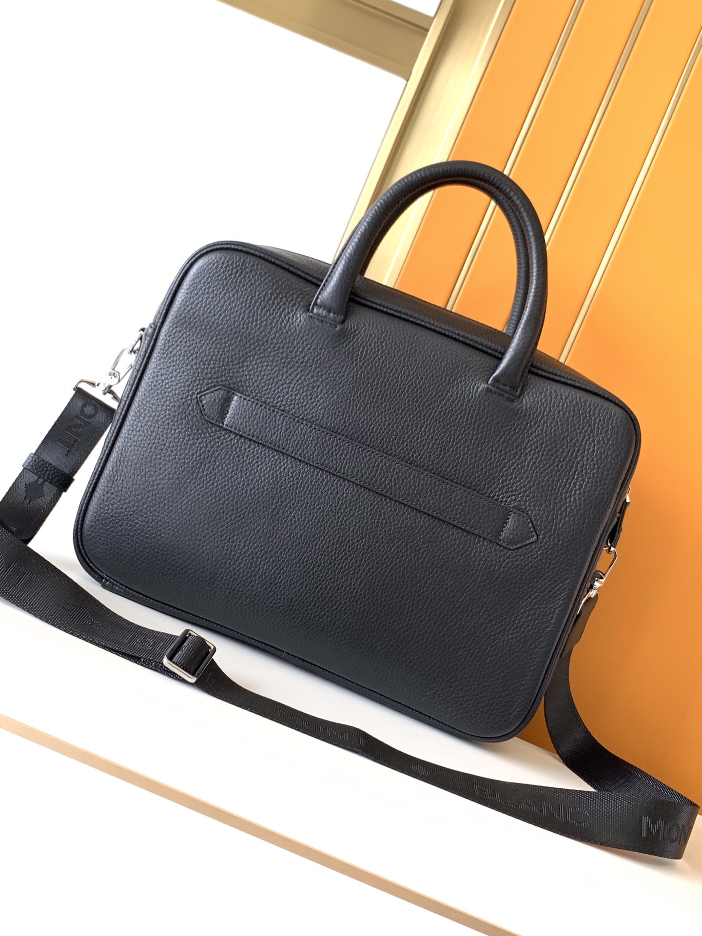 Montblanc 公文包型号：7050-1# 货万宝龙意大利自然摔小牛皮 手感 柔软细腻 采用隔层全皮设计