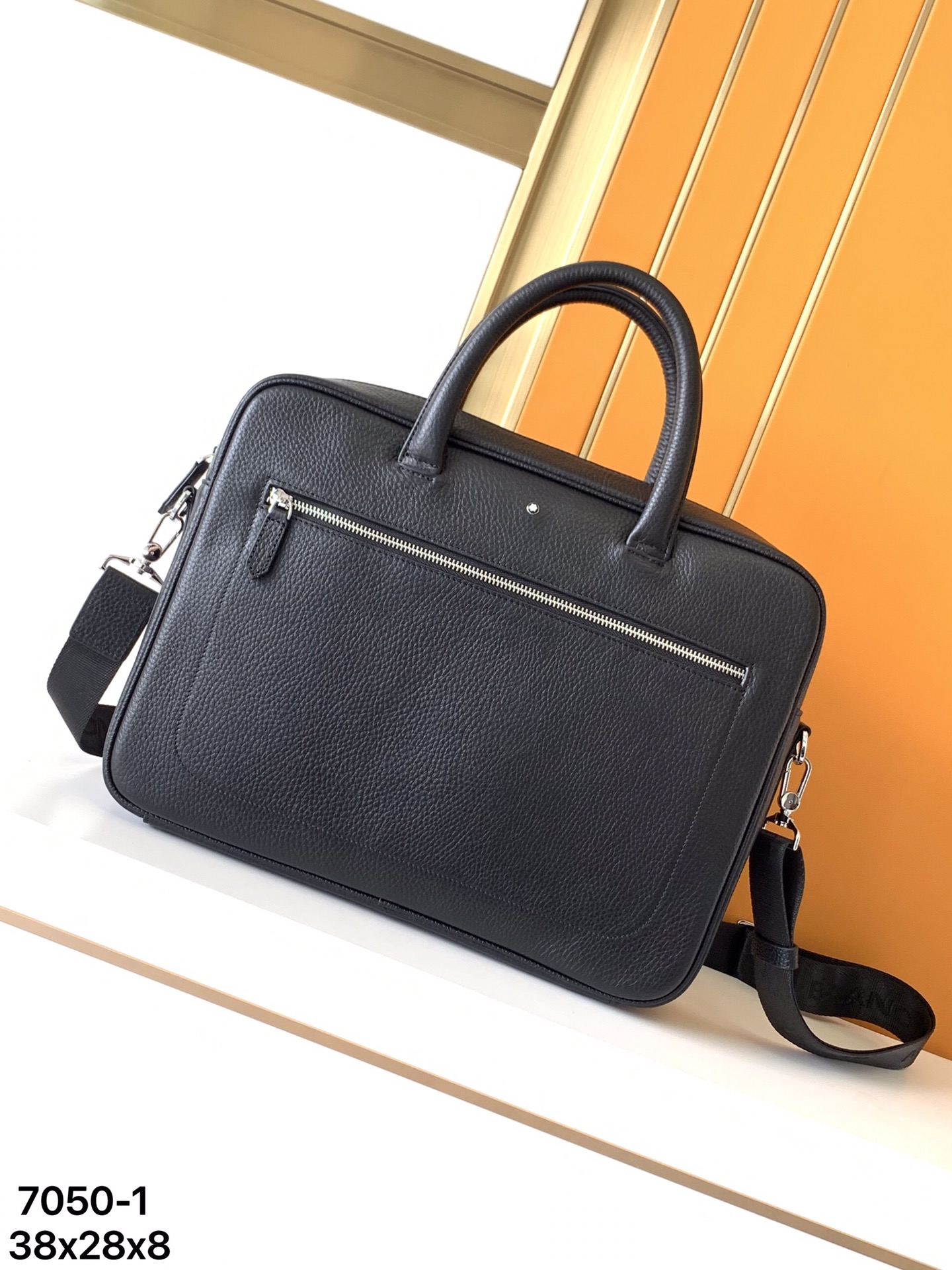 Montblanc 公文包型号：7050-1# 货万宝龙意大利自然摔小牛皮 手感 柔软细腻 采用隔层全皮设计