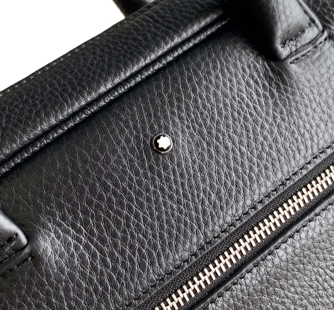 Montblanc 公文包型号：7050-1# 货万宝龙意大利自然摔小牛皮 手感 柔软细腻 采用隔层全皮设计