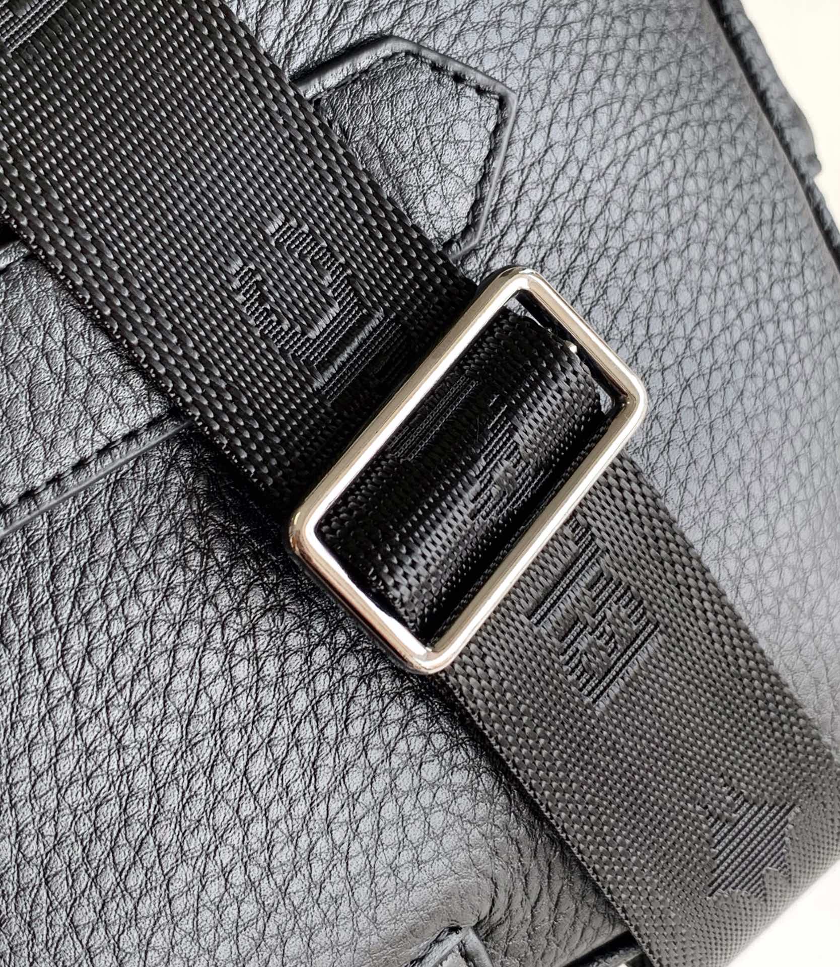 Montblanc 公文包型号：7050-1# 货万宝龙意大利自然摔小牛皮 手感 柔软细腻 采用隔层全皮设计