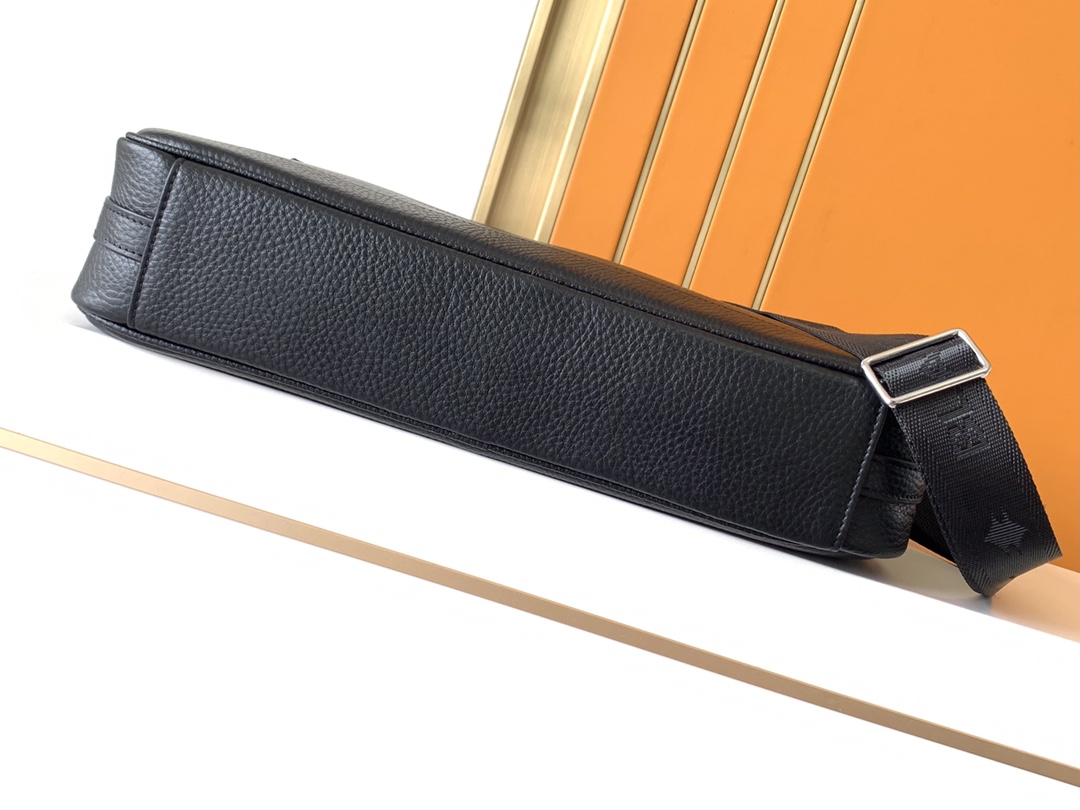 Montblanc 公文包型号：7050-1# 货万宝龙意大利自然摔小牛皮 手感 柔软细腻 采用隔层全皮设计