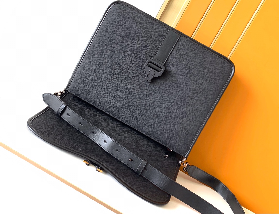 Montblanc 斜挎包型号： 6083-1#全皮 货 休闲 斜挎包流行款 高端 有品味
