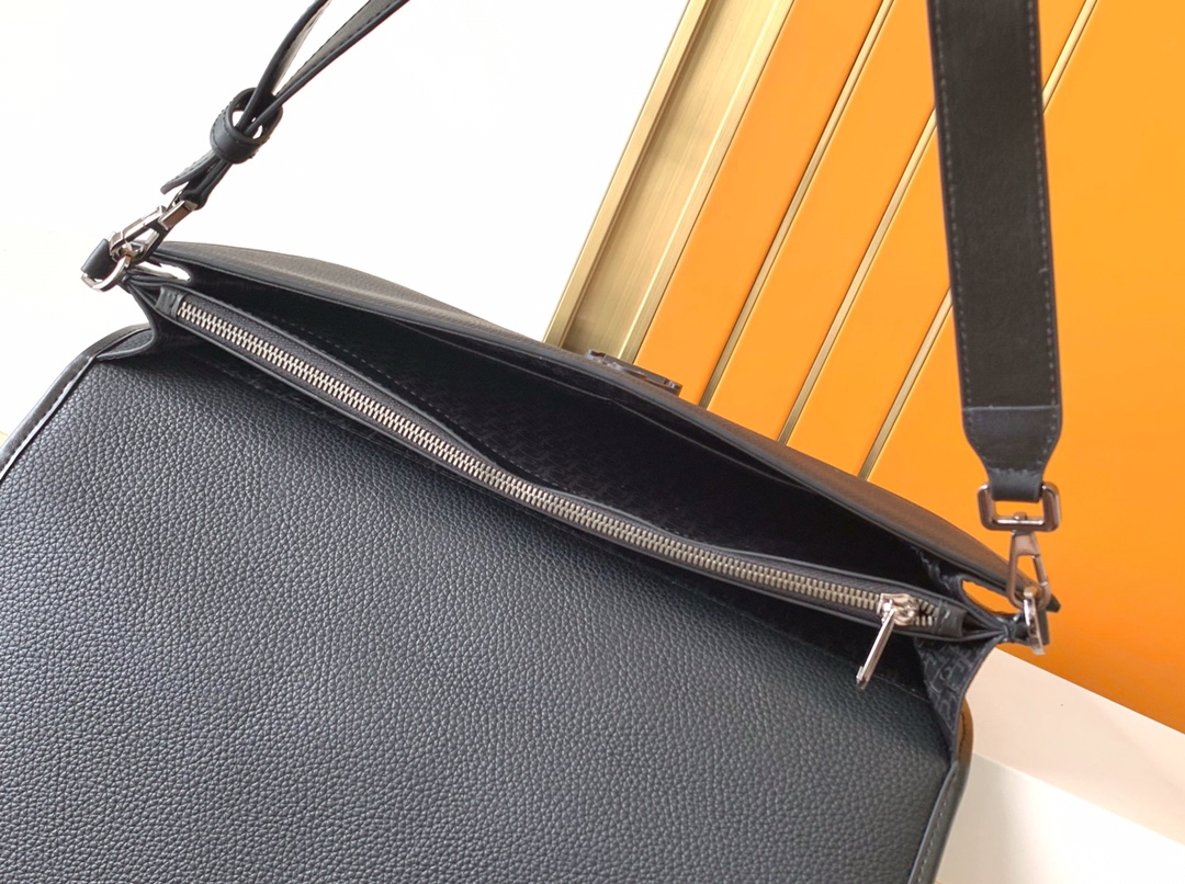 Montblanc 斜挎包型号： 6083-1#全皮 货 休闲 斜挎包流行款 高端 有品味