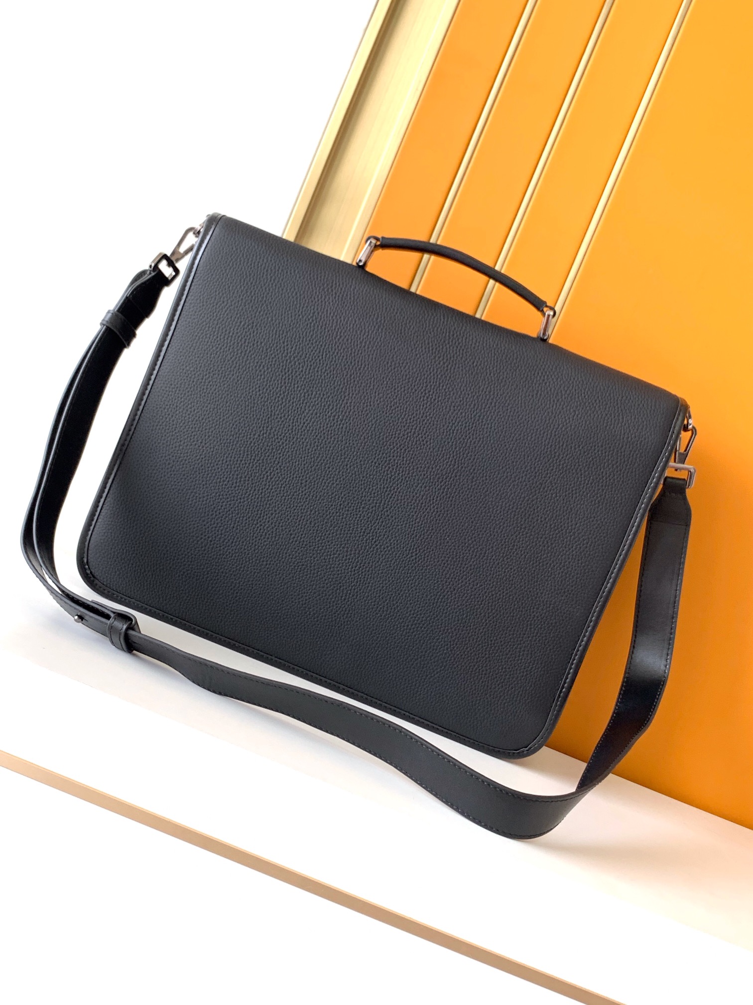 Montblanc 斜挎包型号： 6083-1#全皮 货 休闲 斜挎包流行款 高端 有品味