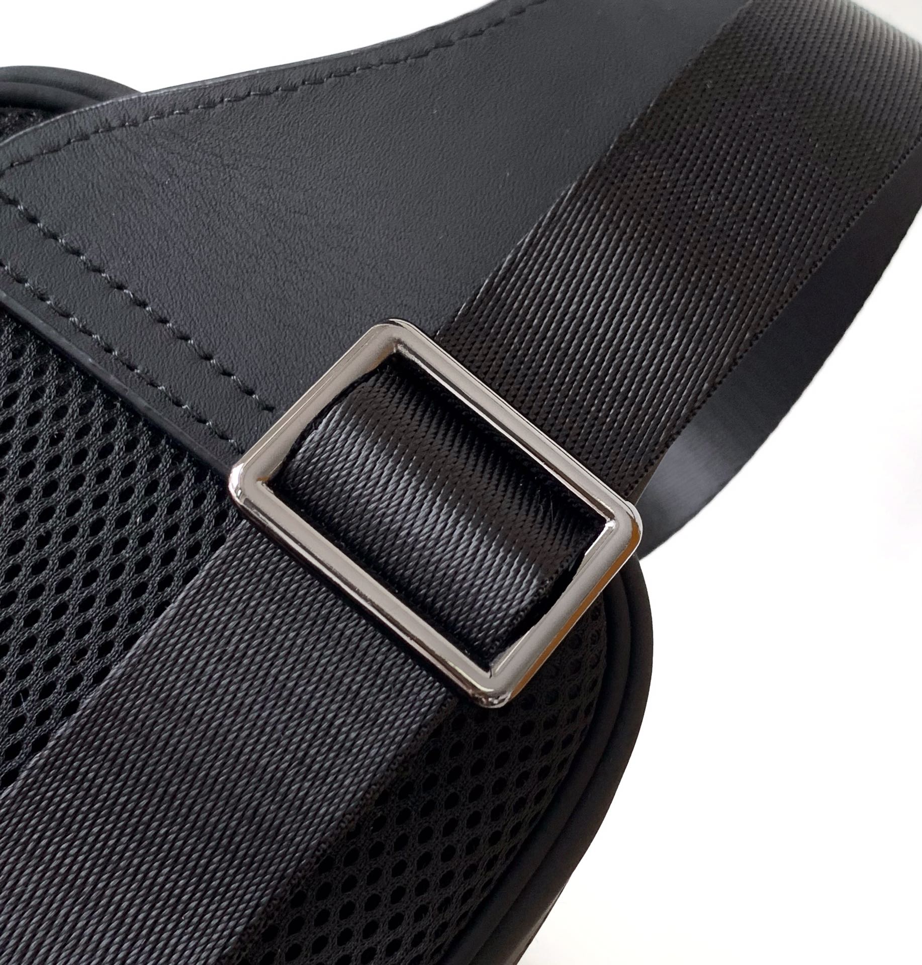 腰包型号：429#顶级原单货专柜腰包流行款，高端大气，时尚有品味，原单头层牛皮压花而成，专柜标准𥚃布，超