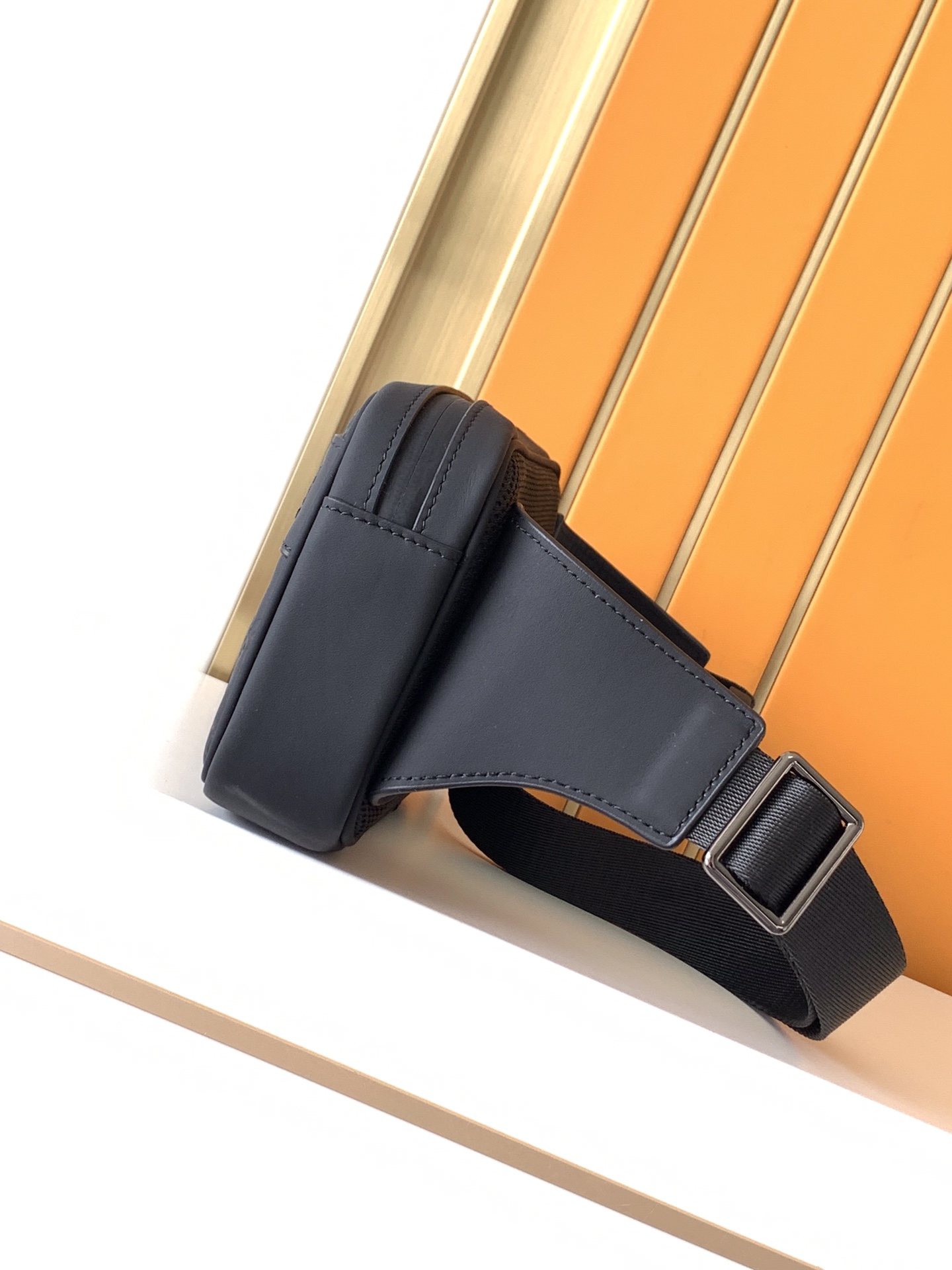 腰包型号：429#顶级原单货专柜腰包流行款，高端大气，时尚有品味，原单头层牛皮压花而成，专柜标准𥚃布，超