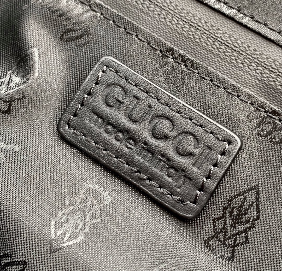 腰包型号：429#顶级原单货专柜腰包流行款，高端大气，时尚有品味，原单头层牛皮压花而成，专柜标准𥚃布，超