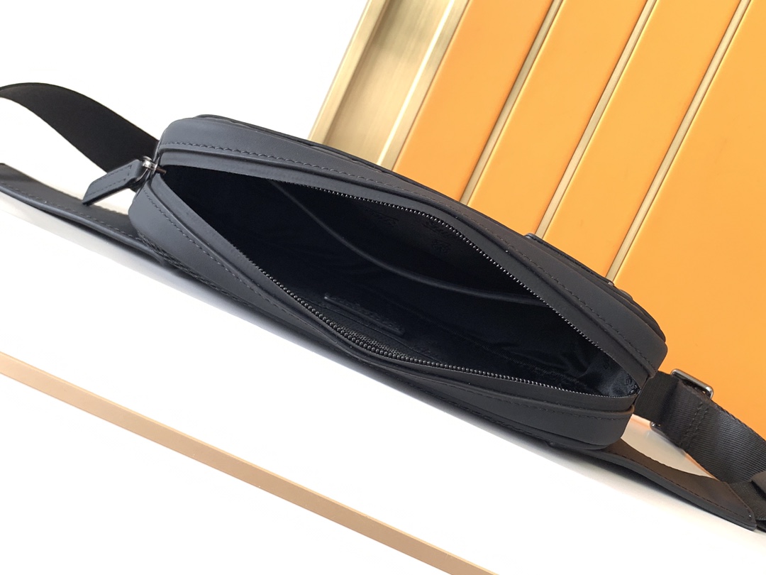 腰包型号：429#顶级原单货专柜腰包流行款，高端大气，时尚有品味，原单头层牛皮压花而成，专柜标准𥚃布，超