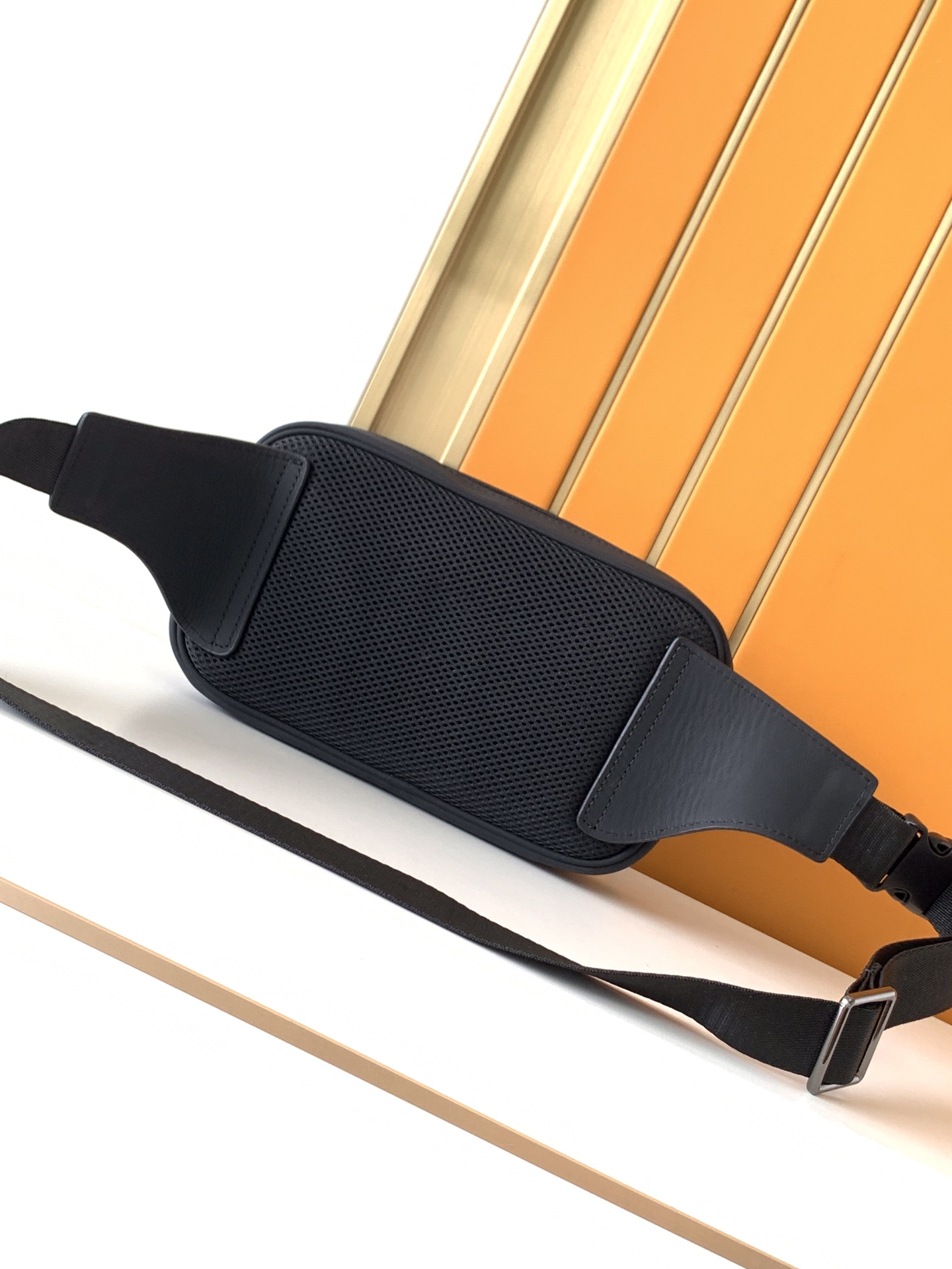 腰包型号：429#顶级原单货专柜腰包流行款，高端大气，时尚有品味，原单头层牛皮压花而成，专柜标准𥚃布，超