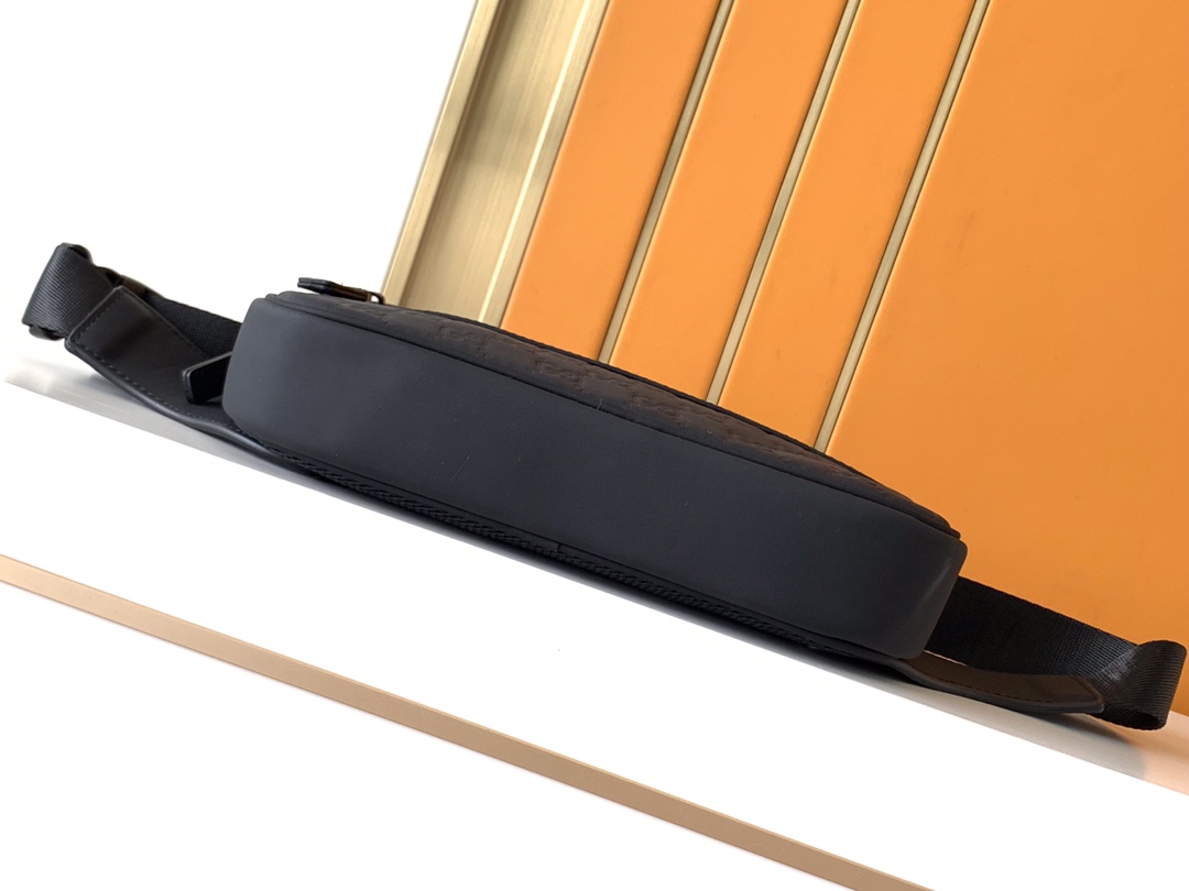 腰包型号：429#顶级原单货专柜腰包流行款，高端大气，时尚有品味，原单头层牛皮压花而成，专柜标准𥚃布，超