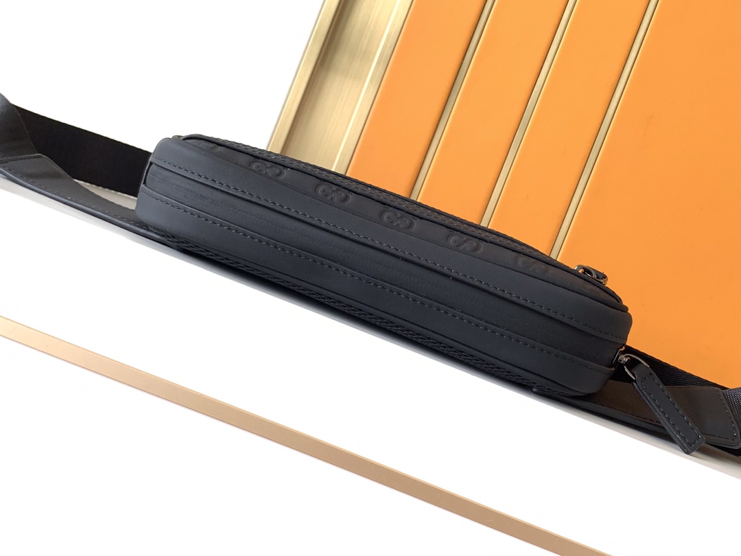 腰包型号：429#顶级原单货专柜腰包流行款，高端大气，时尚有品味，原单头层牛皮压花而成，专柜标准𥚃布，超