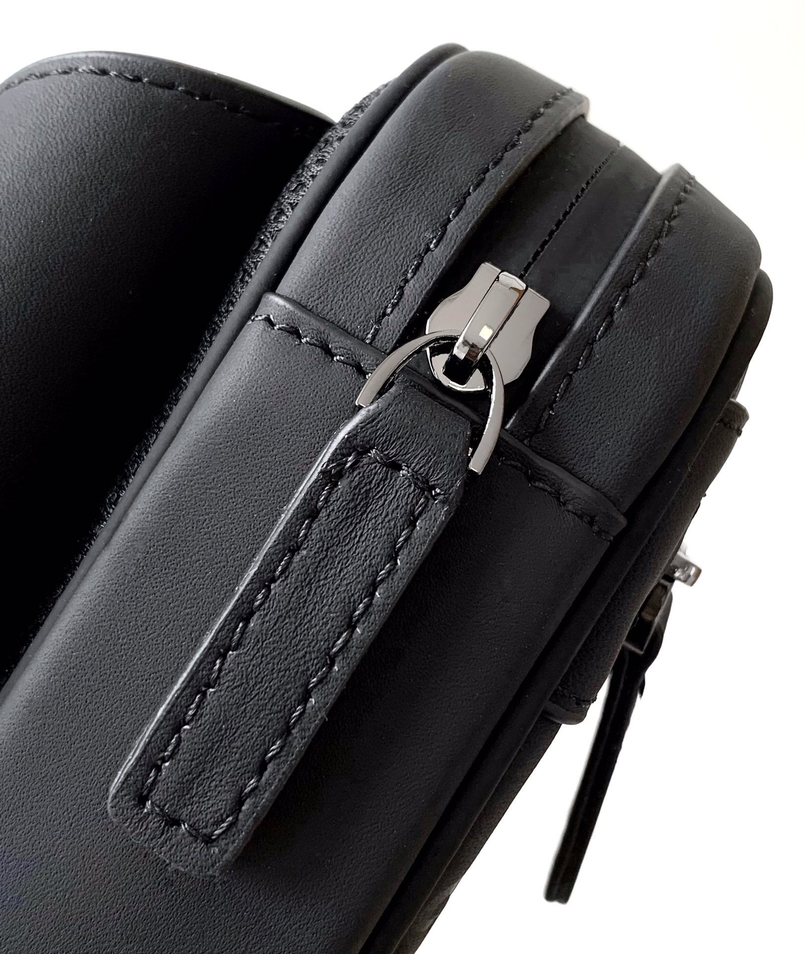 腰包型号：429#顶级原单货专柜腰包流行款，高端大气，时尚有品味，原单头层牛皮压花而成，专柜标准𥚃布，超