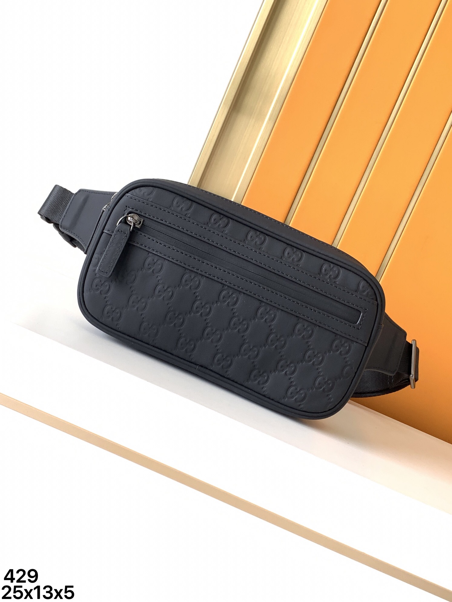 腰包型号：429#顶级原单货专柜腰包流行款，高端大气，时尚有品味，原单头层牛皮压花而成，专柜标准𥚃布，超