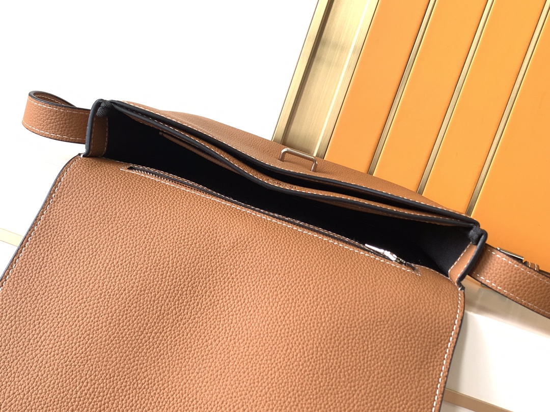 Loewe 斜挎包型号：82365-3#土黄色 货爱玛意大利专用头层牛皮 手感 柔软细腻