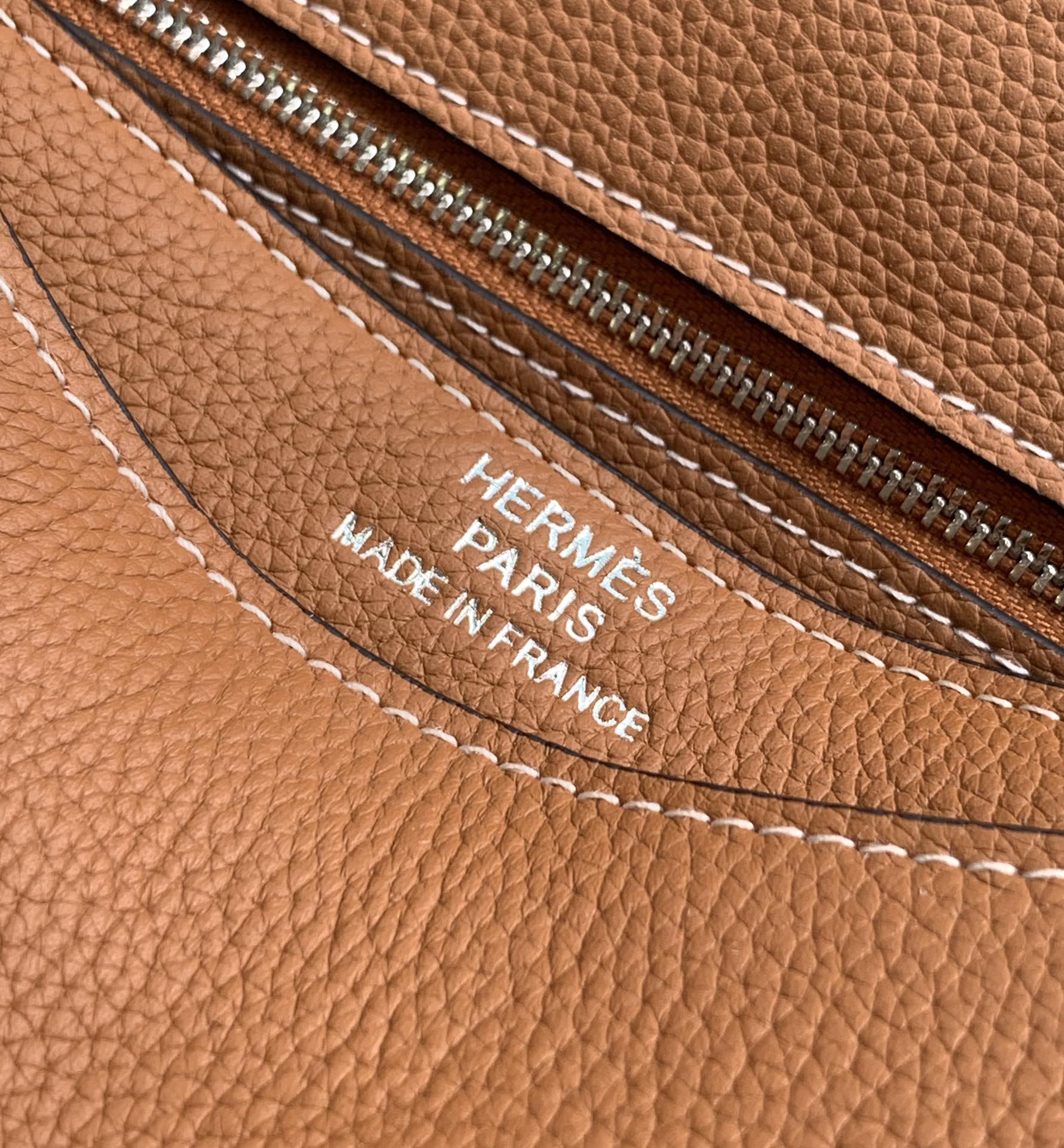 Loewe 斜挎包型号：82365-3#土黄色 货爱玛意大利专用头层牛皮 手感 柔软细腻