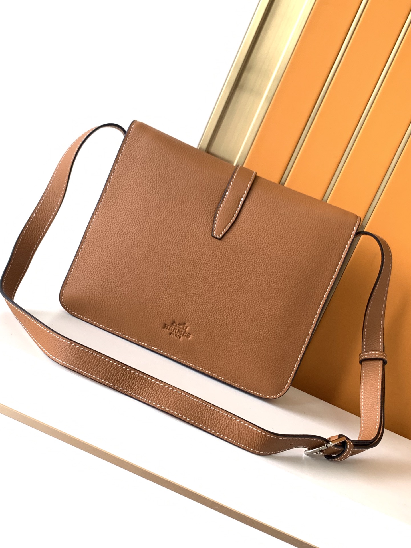 Loewe 斜挎包型号：82365-3#土黄色 货爱玛意大利专用头层牛皮 手感 柔软细腻