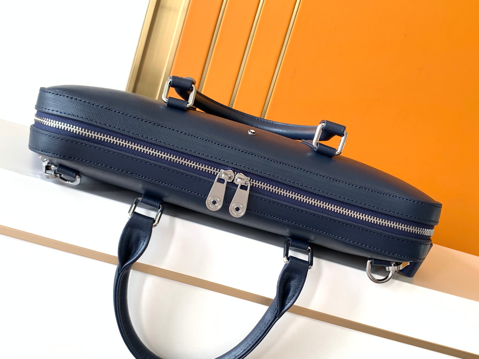 Montblanc 公文包型号：7033-1#蓝色西斑牙纹头层牛皮 货万宝龙新款公事包 光泽好上档次