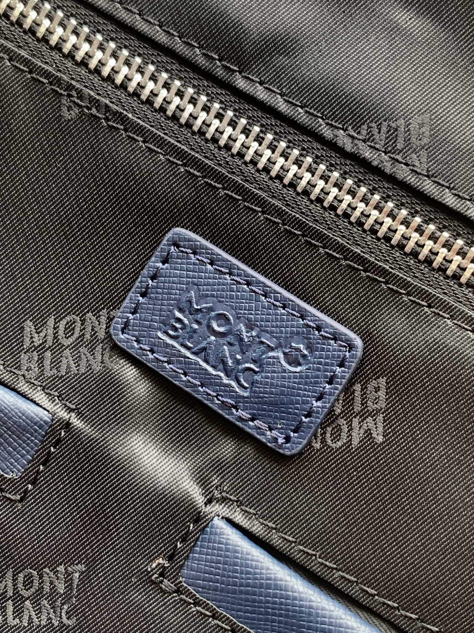 Montblanc 公文包型号：7033-1#蓝色西斑牙纹头层牛皮 货万宝龙新款公事包 光泽好上档次