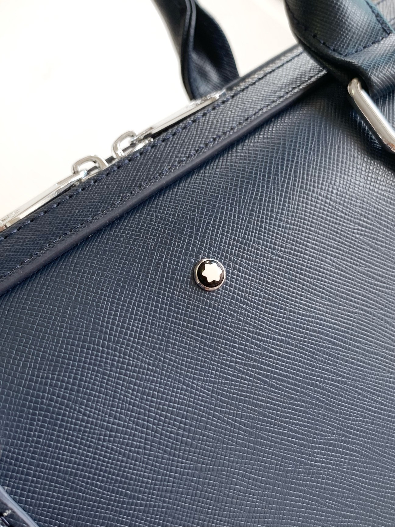 Montblanc 公文包型号：7033-1#蓝色西斑牙纹头层牛皮 货万宝龙新款公事包 光泽好上档次