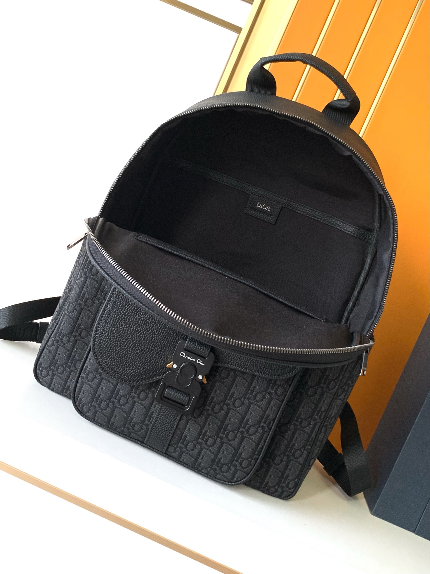 Dior 双肩背包型号：212#黑D 货 休闲 双肩背包 高端 有品味 专用高端防水布配头层牛皮