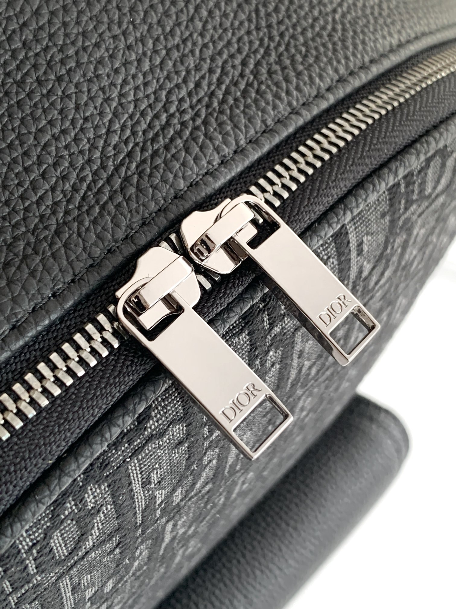 Dior 双肩背包型号：212#黑D 货 休闲 双肩背包 高端 有品味 专用高端防水布配头层牛皮