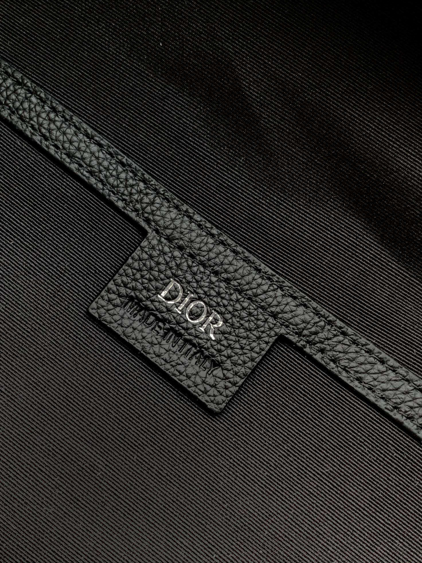 Dior 双肩背包型号：212#黑D 货 休闲 双肩背包 高端 有品味 专用高端防水布配头层牛皮