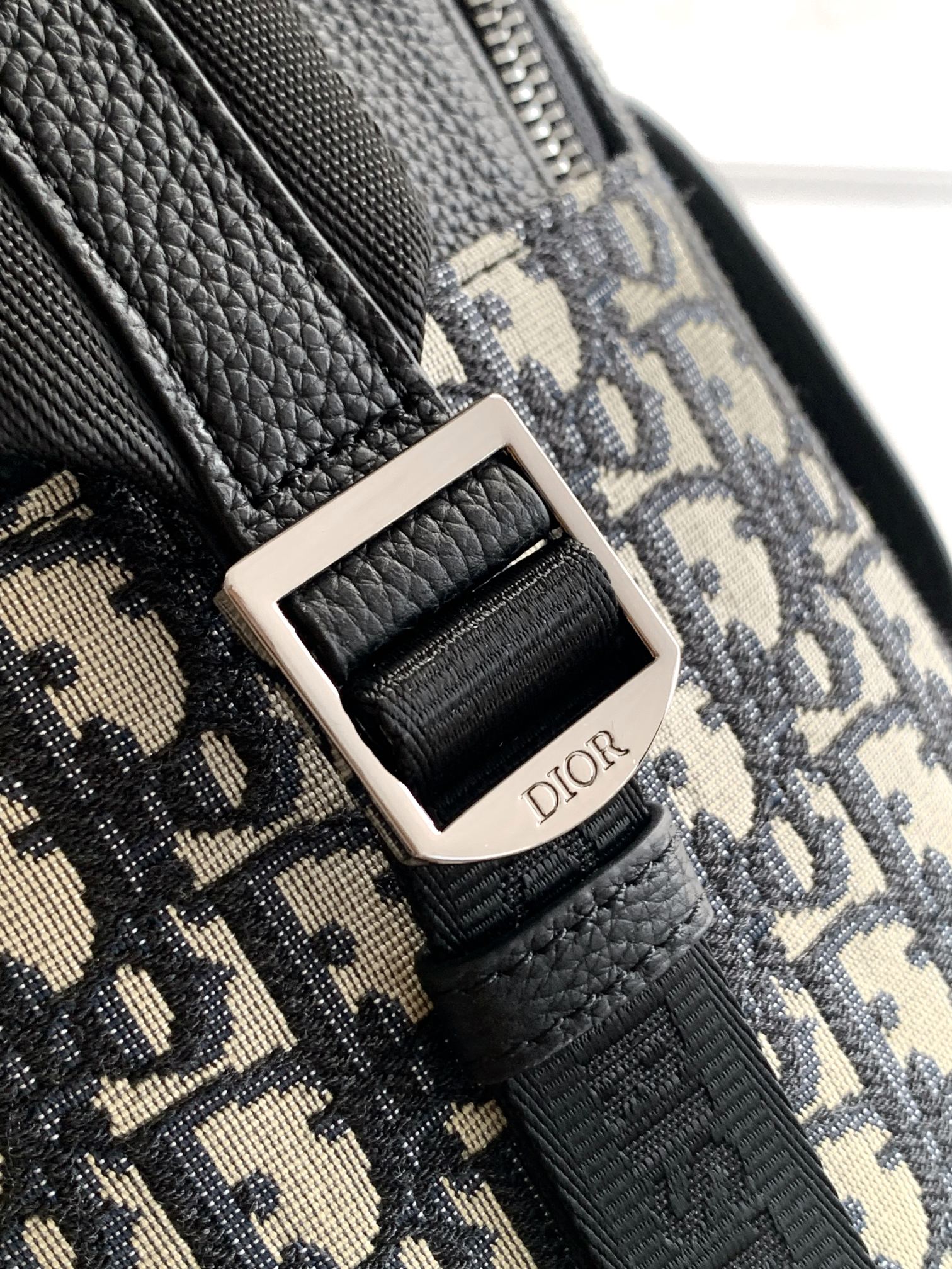 Givenchy 双肩背包型号：212#蓝D 货 休闲 双肩背包 高端 有品味 专用高端防水布配头层牛皮