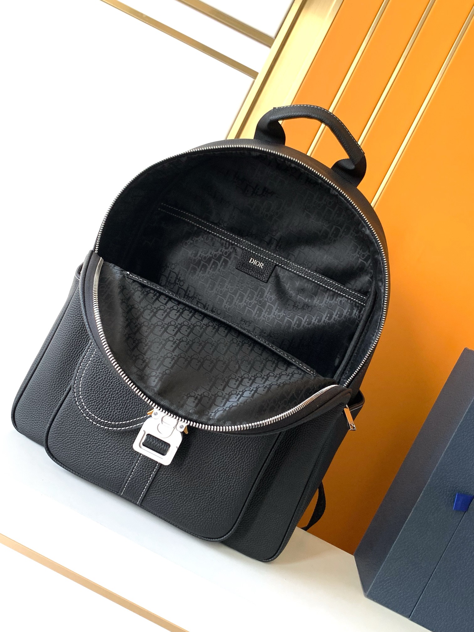 Givenchy 双肩背包型号：212#全头层牛皮 货 休闲 双肩背包 高端 有品味 专用高端防水布配头层牛皮
