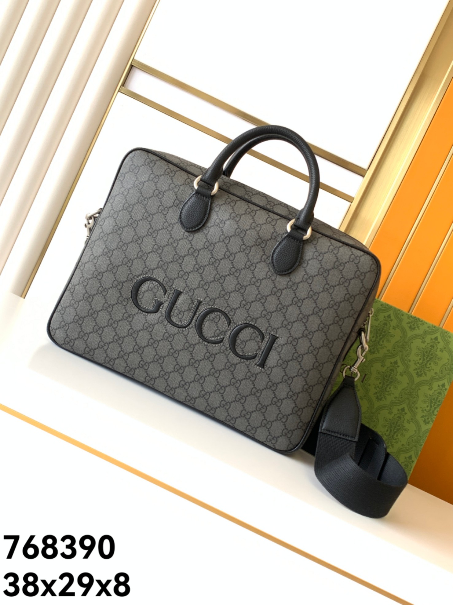 Elegante Bolso de Mano Gucci con Diseño Clásico y Correa Ajustable