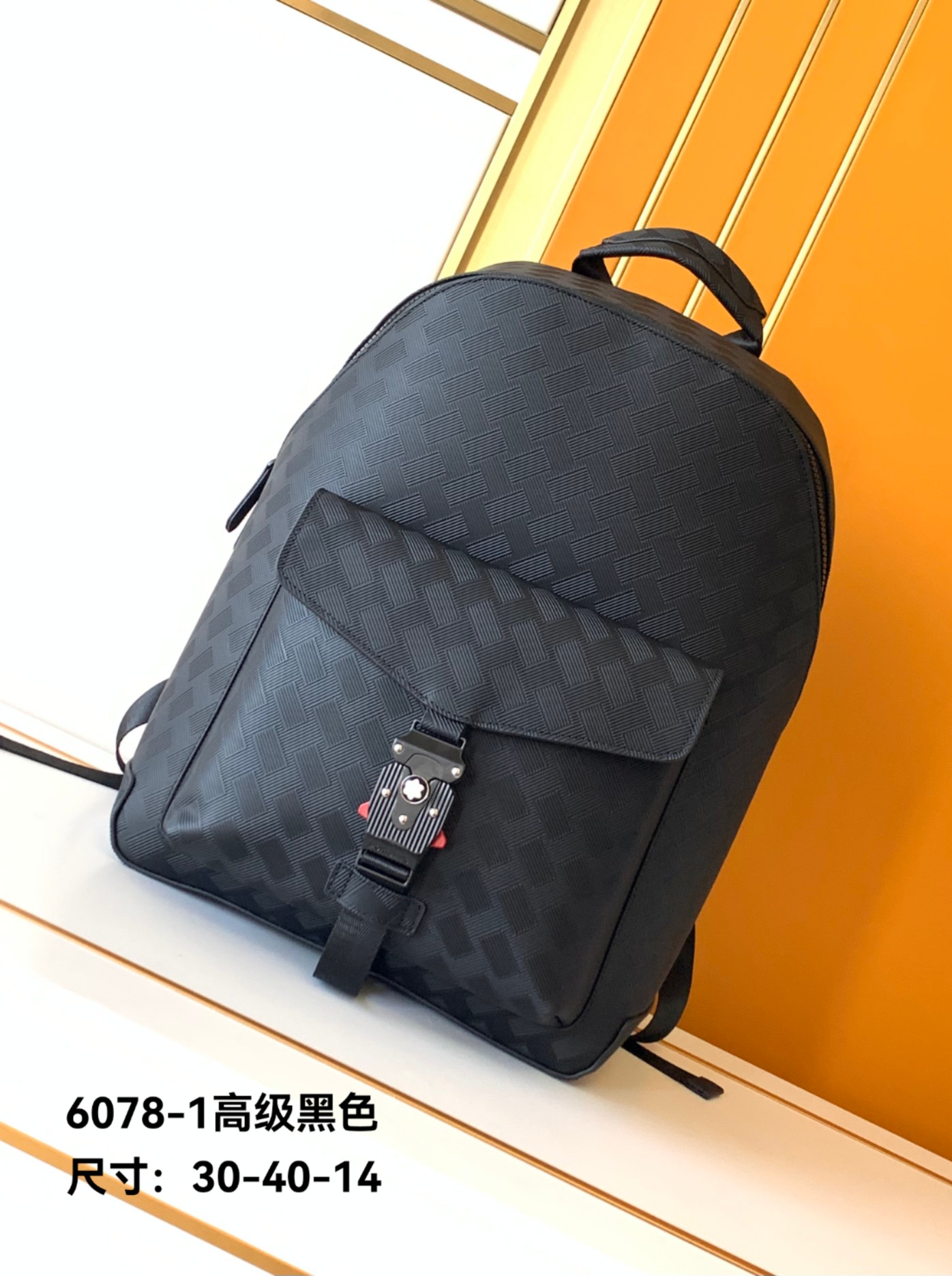 Montblanc # 货万宝龙新款双肩包，光泽好上档次，高纤维布裡， 五金配件，质量超赞。尺寸：30x40x14