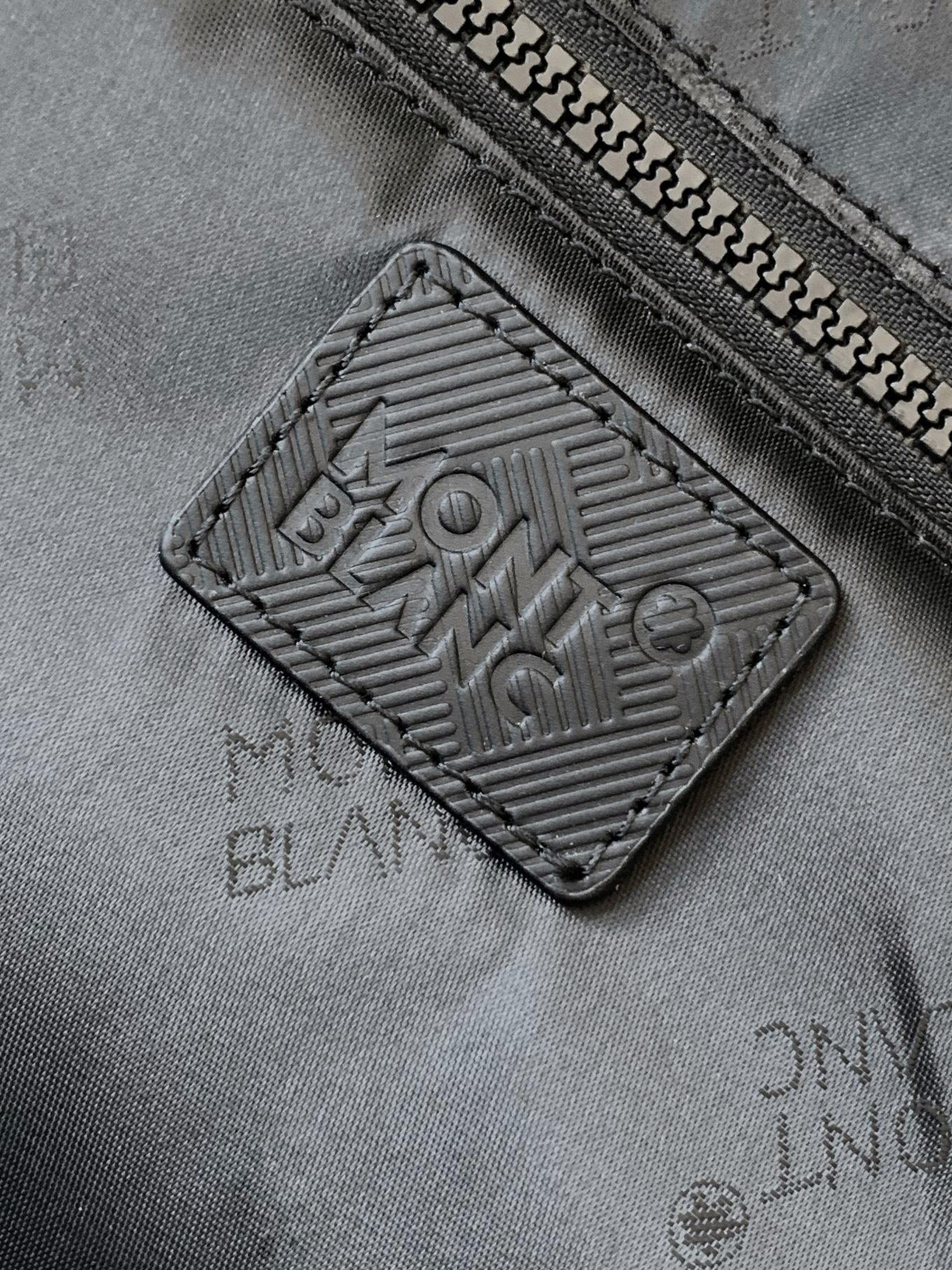 Montblanc # 货万宝龙新款双肩包，光泽好上档次，高纤维布裡， 五金配件，质量超赞。尺寸：30x40x14