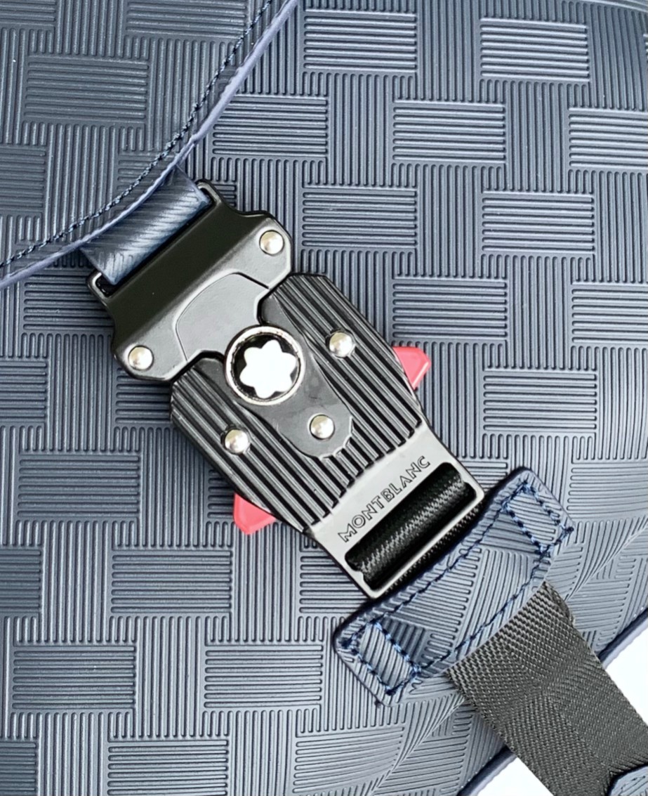 Montblanc # 货万宝龙新款双肩包，光泽好上档次，高纤维布裡， 五金配件，质量超赞。尺寸：30x40x14