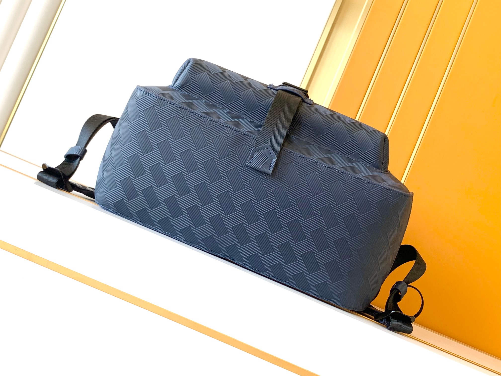 Montblanc # 货万宝龙新款双肩包，光泽好上档次，高纤维布裡， 五金配件，质量超赞。尺寸：30x40x14