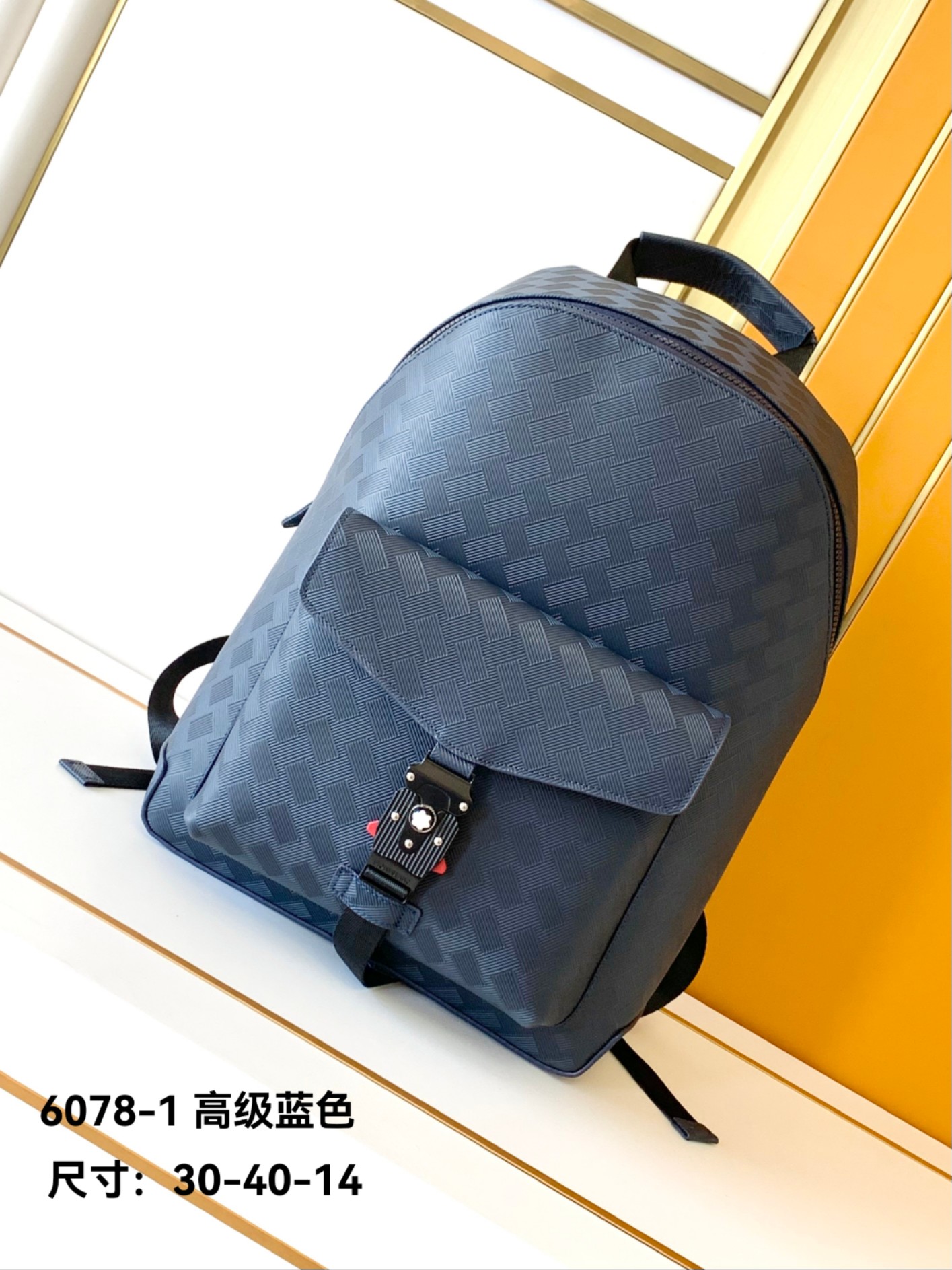 Montblanc # 货万宝龙新款双肩包，光泽好上档次，高纤维布裡， 五金配件，质量超赞。尺寸：30x40x14