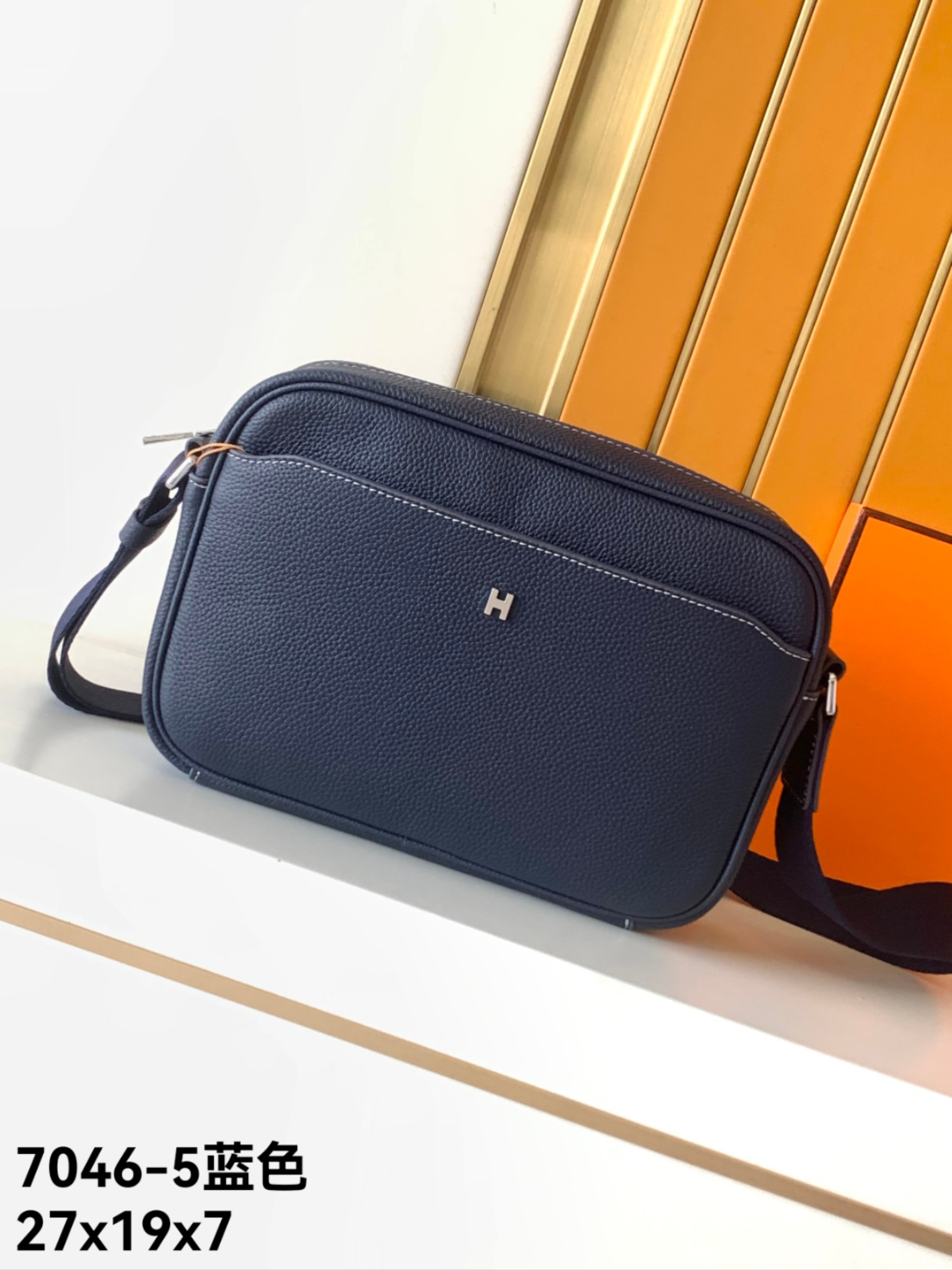 Prada 相机包斜挂包型号：7046-5#蓝色 货爱玛意大利专用头层牛皮 手感 柔软细腻