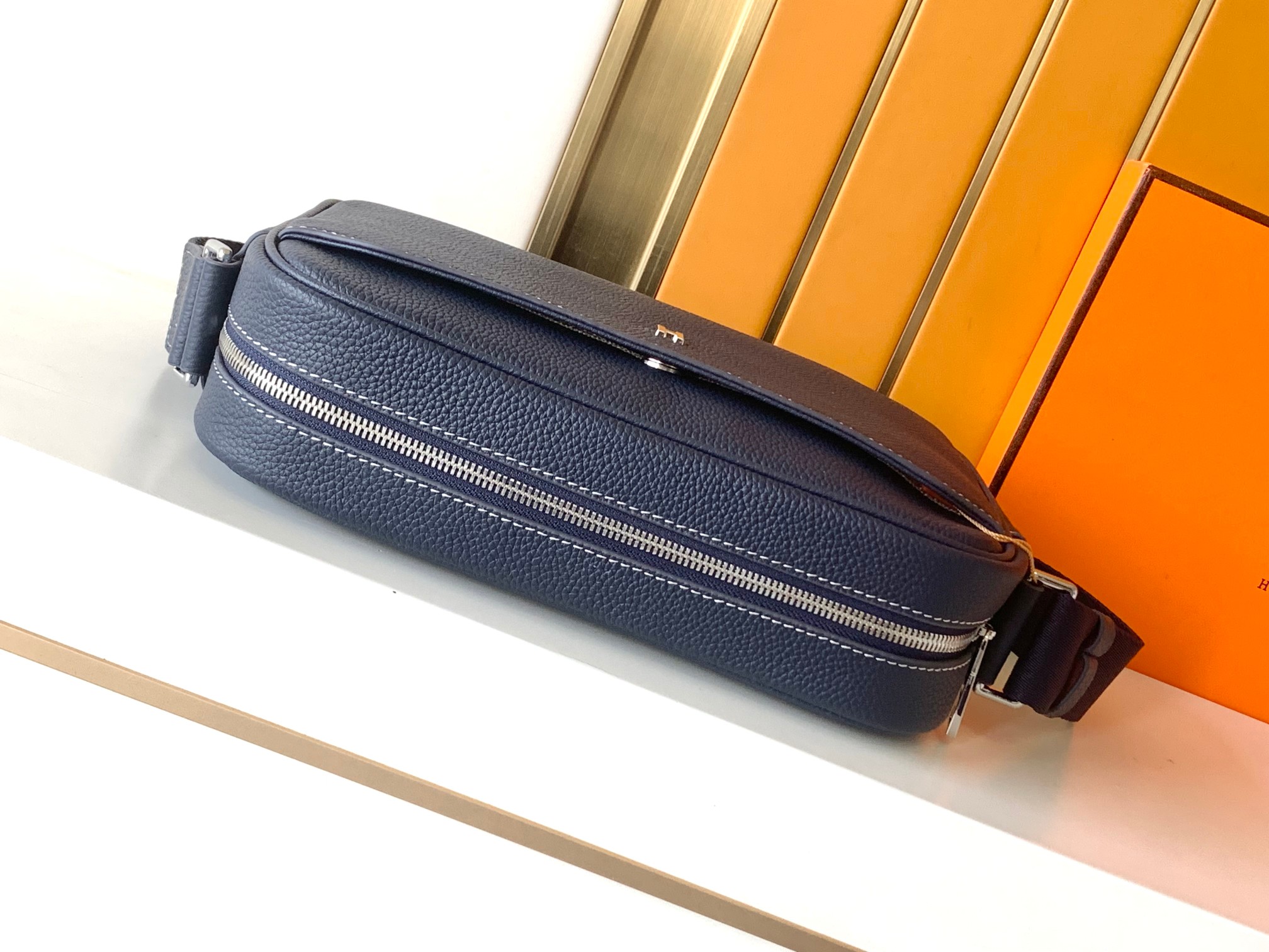Prada 相机包斜挂包型号：7046-5#蓝色 货爱玛意大利专用头层牛皮 手感 柔软细腻