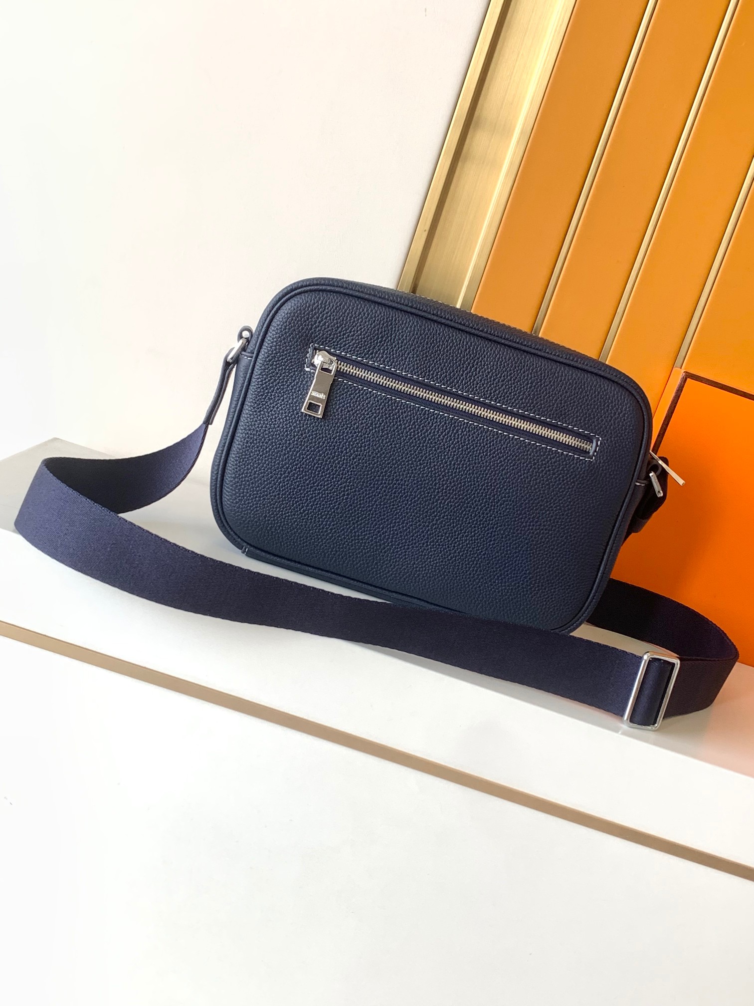 Prada 相机包斜挂包型号：7046-5#蓝色 货爱玛意大利专用头层牛皮 手感 柔软细腻