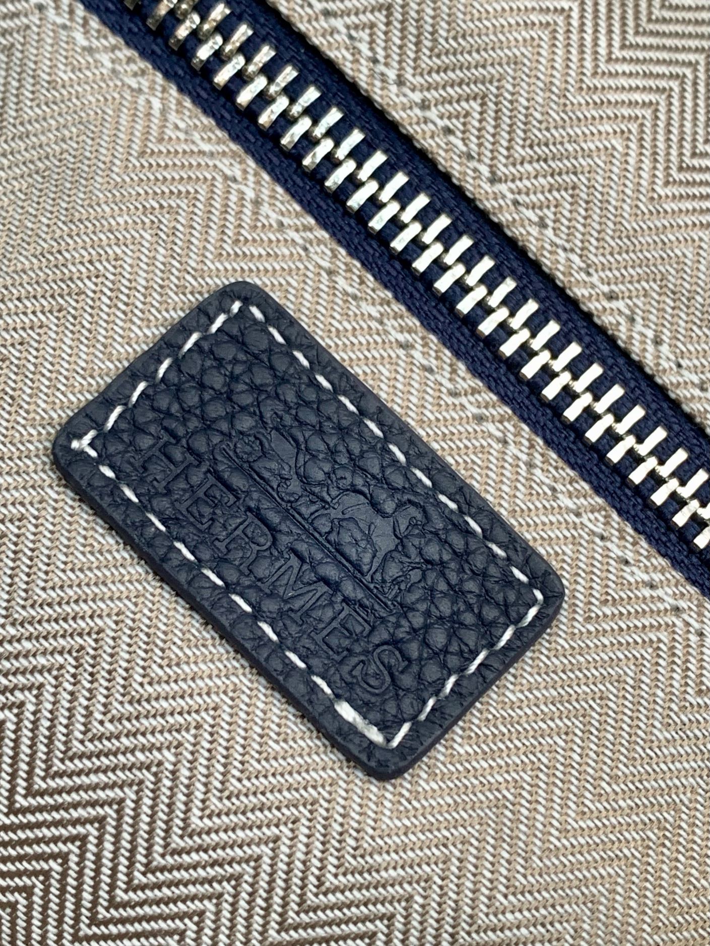 Prada 相机包斜挂包型号：7046-5#蓝色 货爱玛意大利专用头层牛皮 手感 柔软细腻