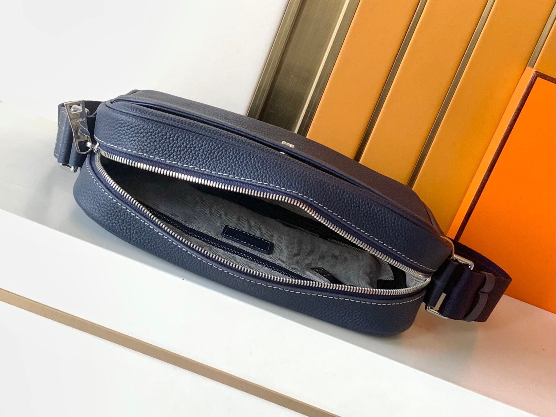 Prada 相机包斜挂包型号：7046-5#蓝色 货爱玛意大利专用头层牛皮 手感 柔软细腻