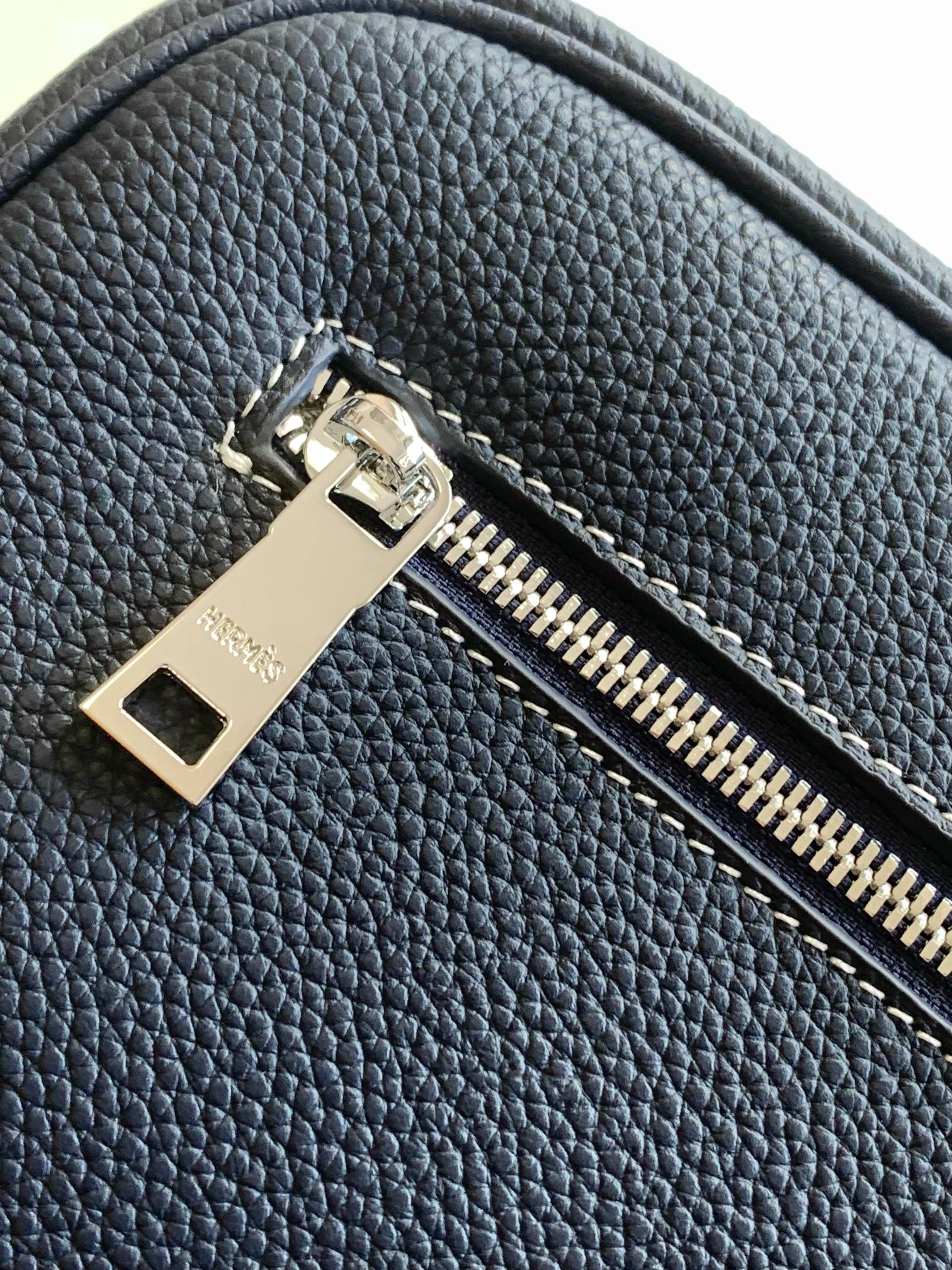 Prada 相机包斜挂包型号：7046-5#蓝色 货爱玛意大利专用头层牛皮 手感 柔软细腻