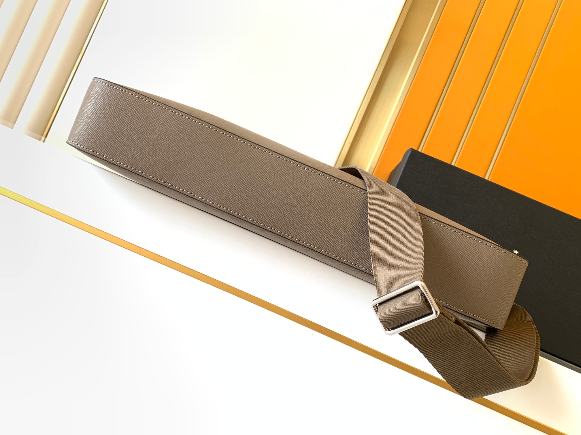 Montblanc # 货万宝龙新款公事包，光泽好上档次，高纤维布裡， 五金配件，质量超赞。尺寸：38x28x6