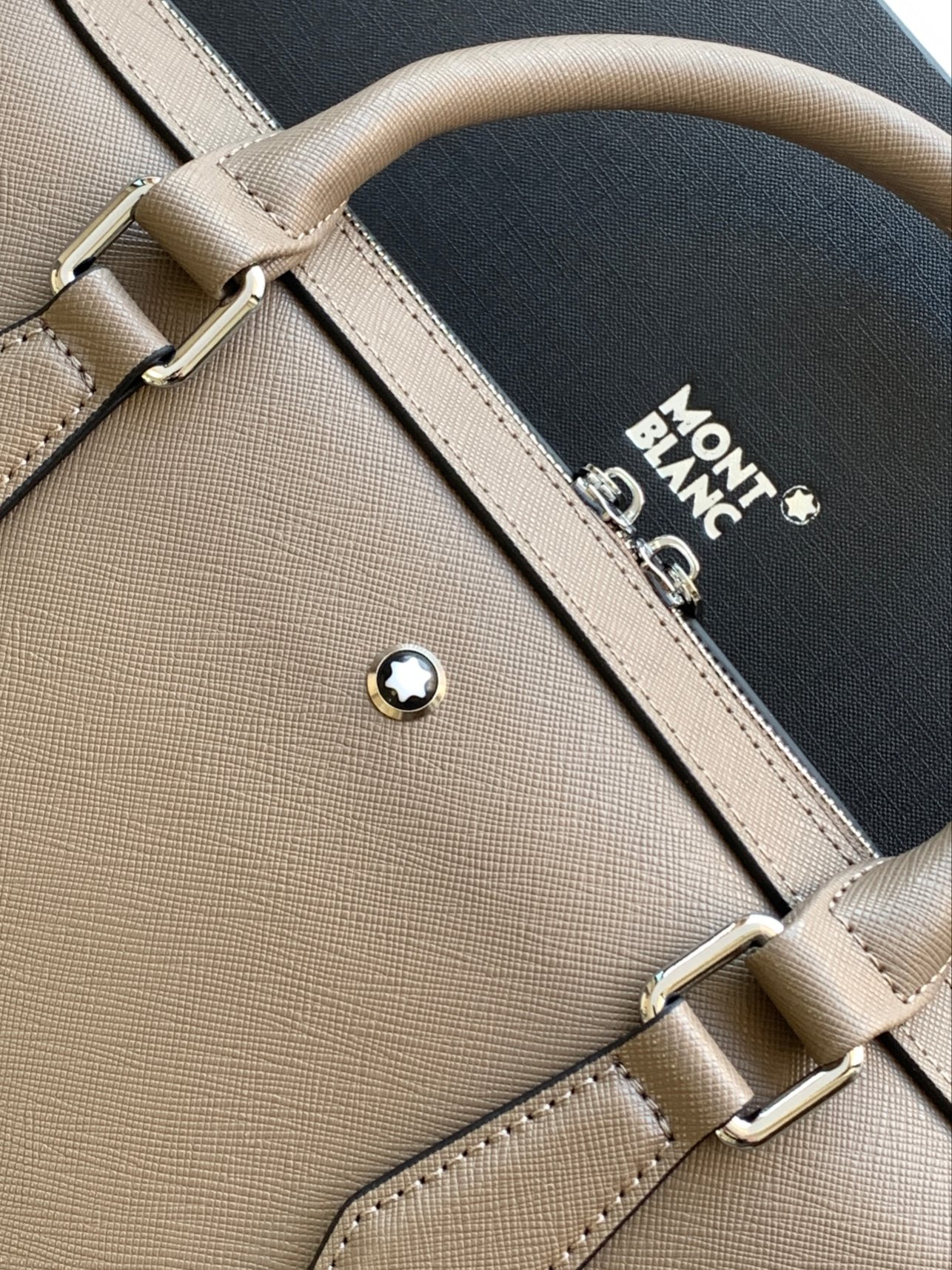Montblanc # 货万宝龙新款公事包，光泽好上档次，高纤维布裡， 五金配件，质量超赞。尺寸：38x28x6