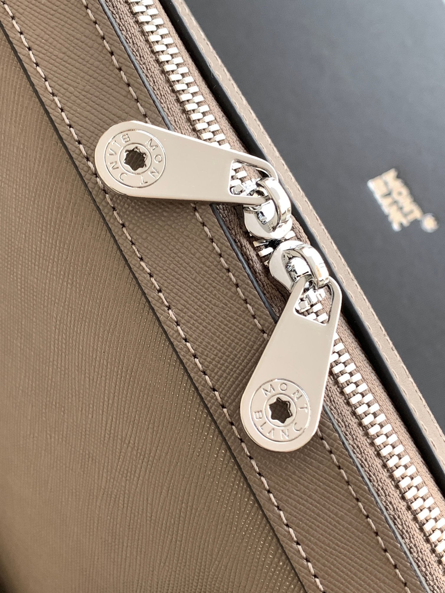 Montblanc # 货万宝龙新款公事包，光泽好上档次，高纤维布裡， 五金配件，质量超赞。尺寸：38x28x6