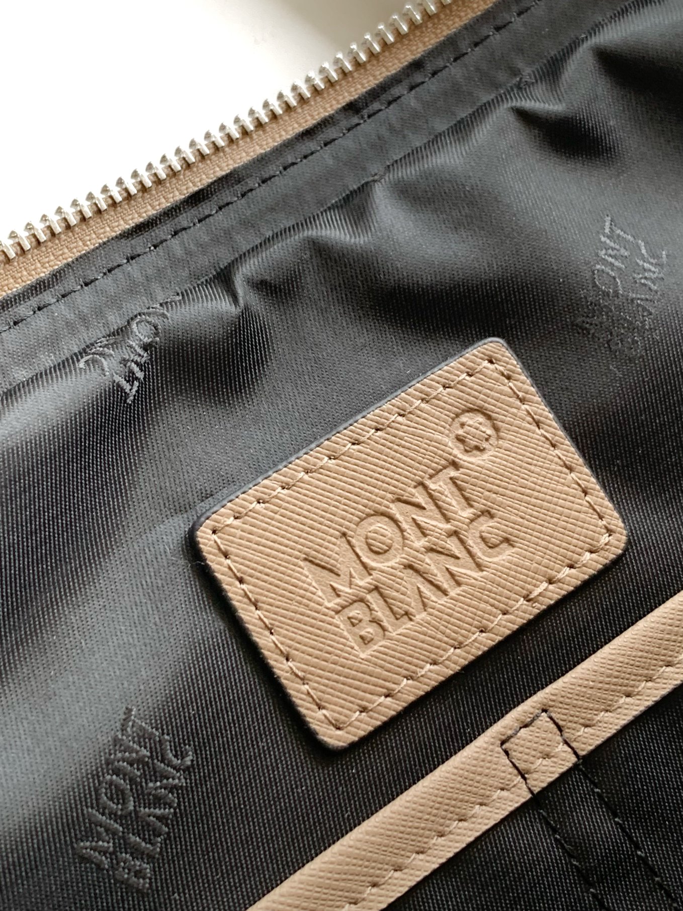 Montblanc 公文包型号：2101-1#卡其色 货万宝龙西班牙纹牛皮 光泽好上档次 高纤维布裡
